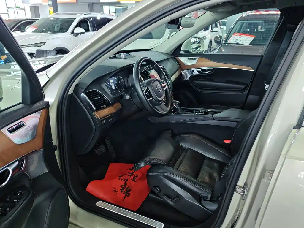 Volvo XC90 — миниатюра 9