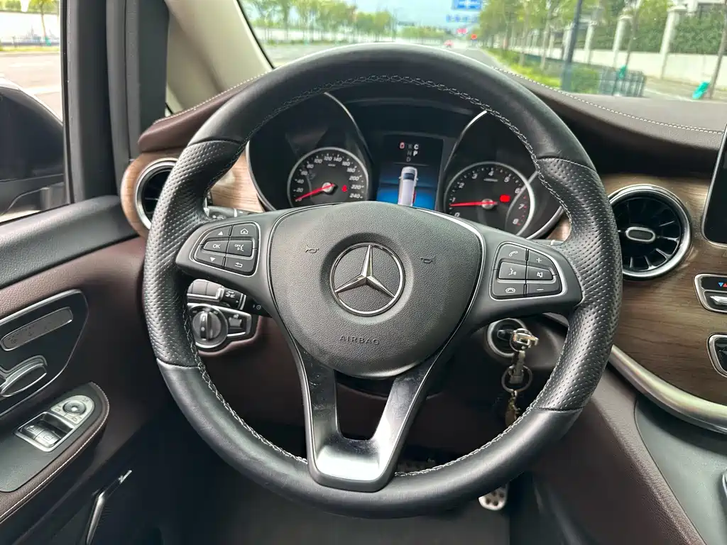Mercedes-Benz V-Class — миниатюра 14