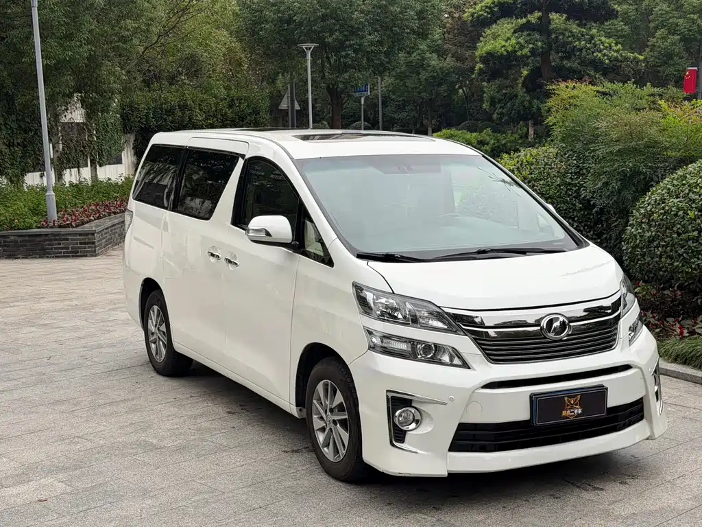 Toyota Alphard — миниатюра 2