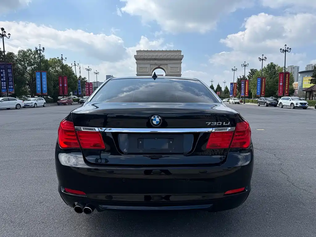 BMW 7 Series — миниатюра 8