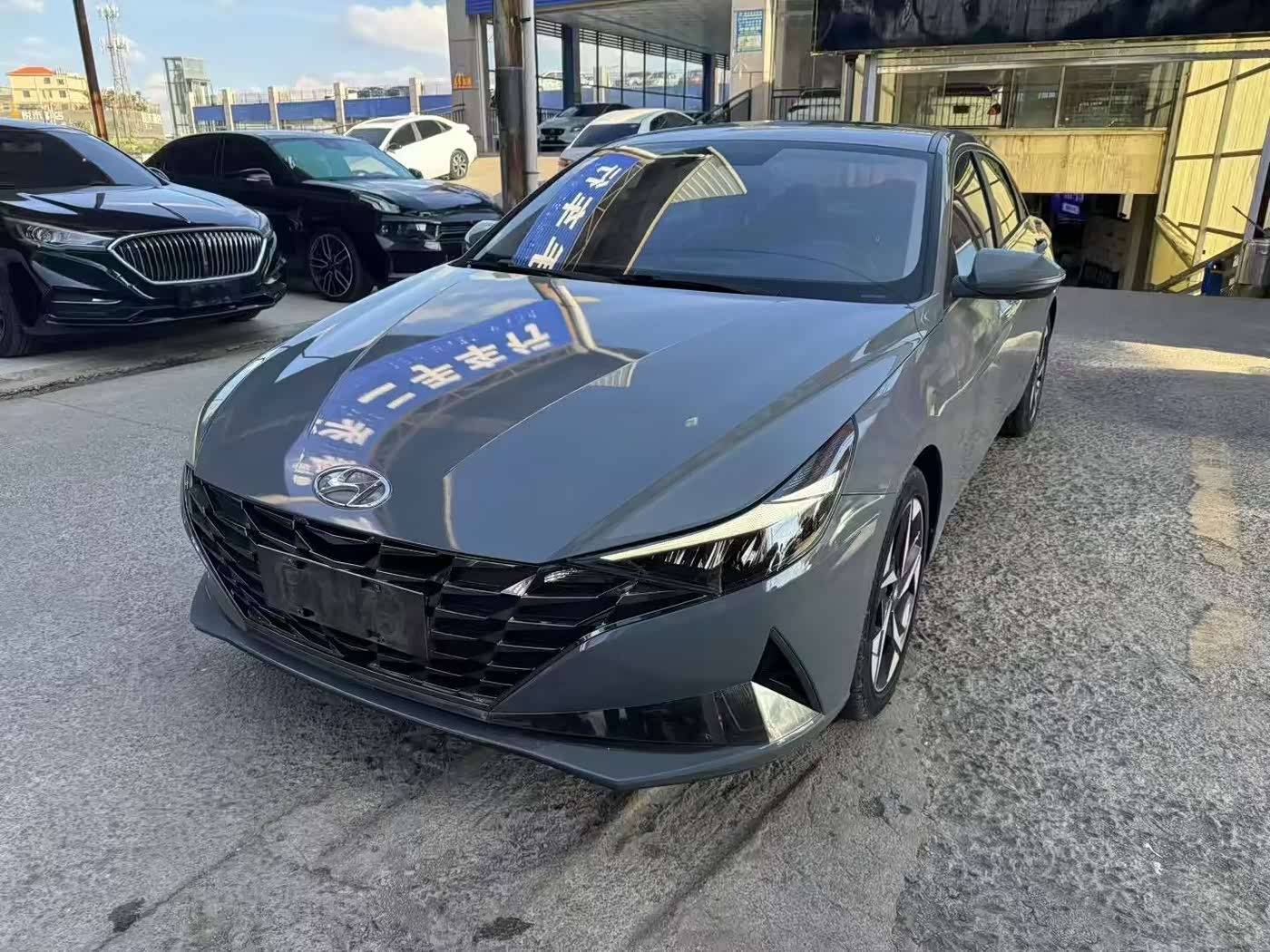 Hyundai Elantra 1.4 л 2023 г. Серебристо-серый, пробег 28000 км