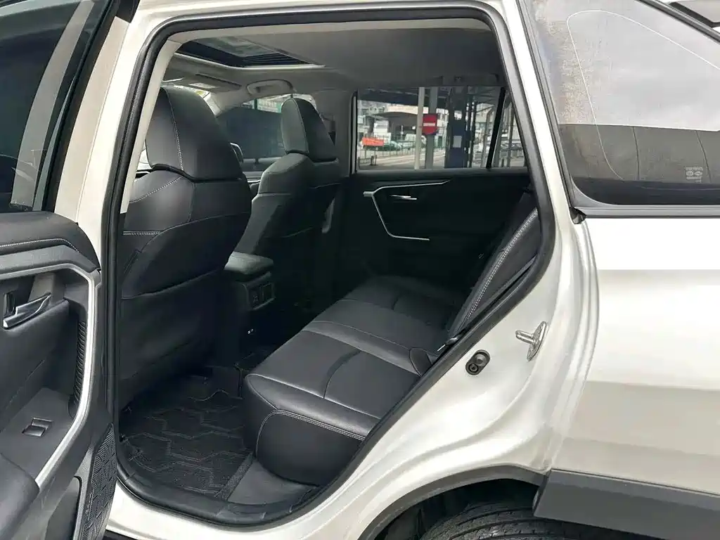 Toyota RAV4 — миниатюра 10