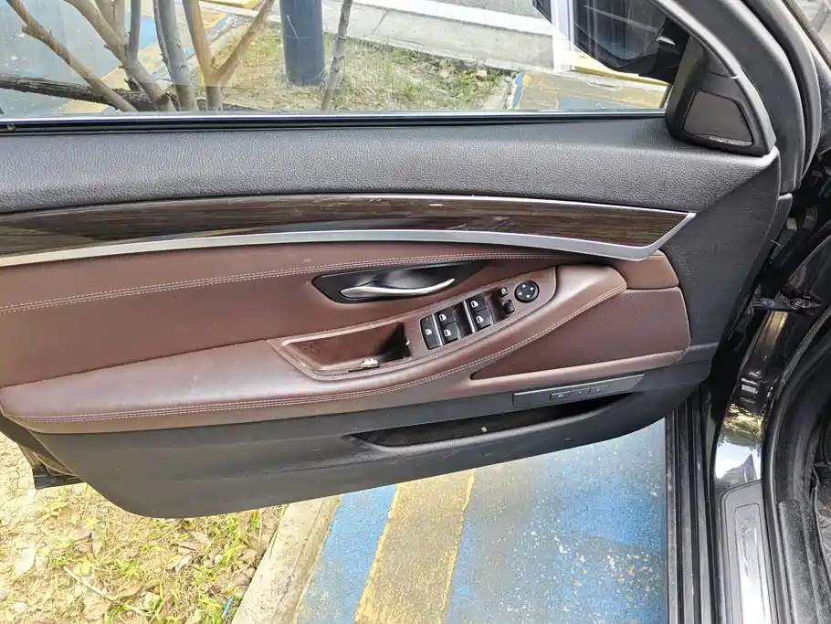 BMW 5 Series — миниатюра 7