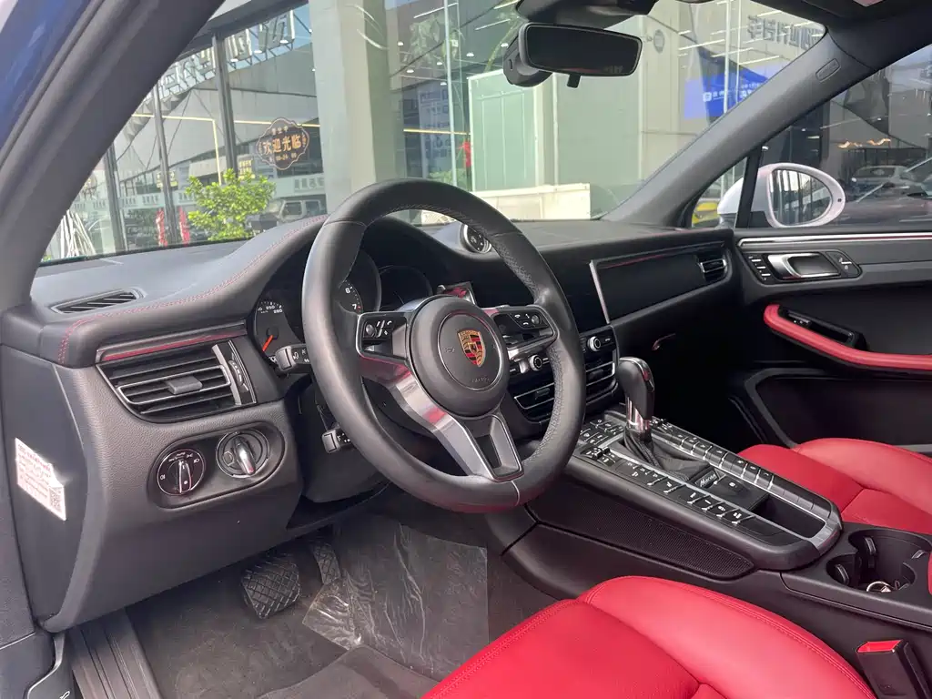 PORSCHE MACAN