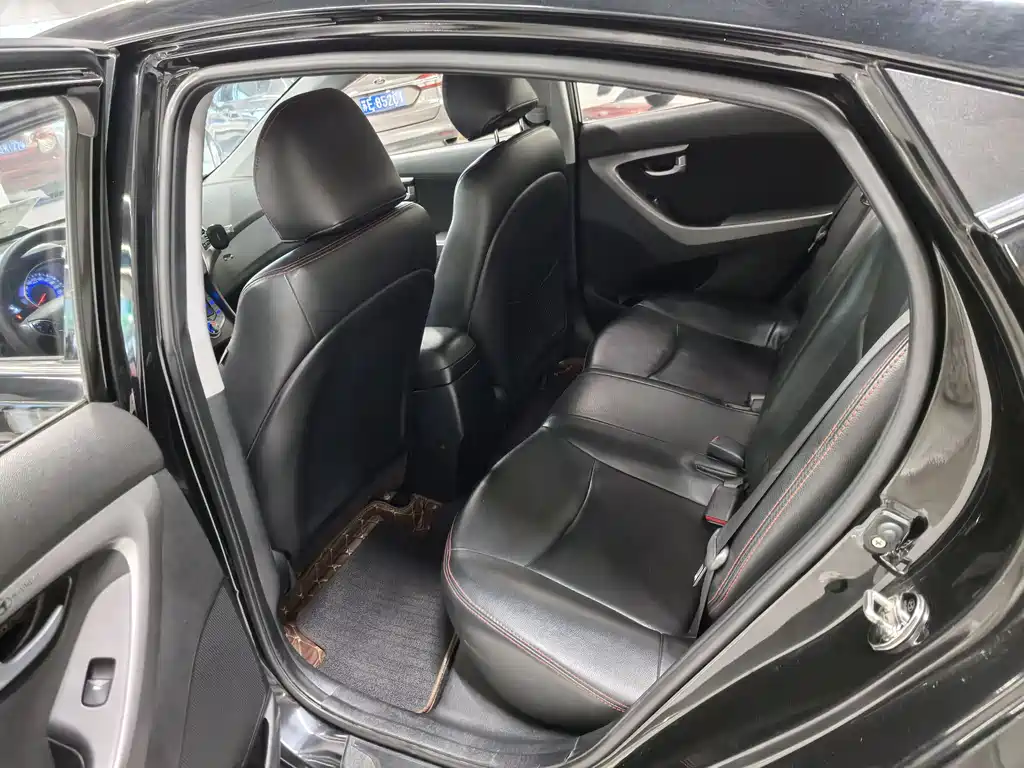 Hyundai Elantra 2016 1.6L AT Luxury
