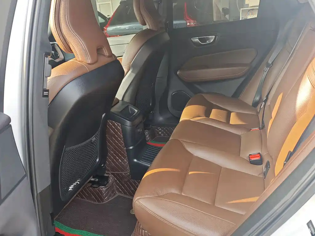 Volvo XC60 2024 T8 Luxury