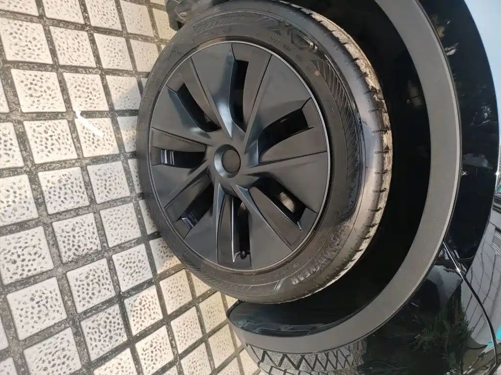 Tesla Model Y — миниатюра 8