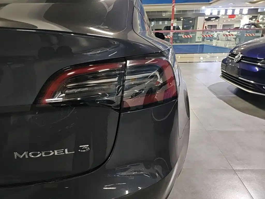 Tesla Model 3 — миниатюра 8