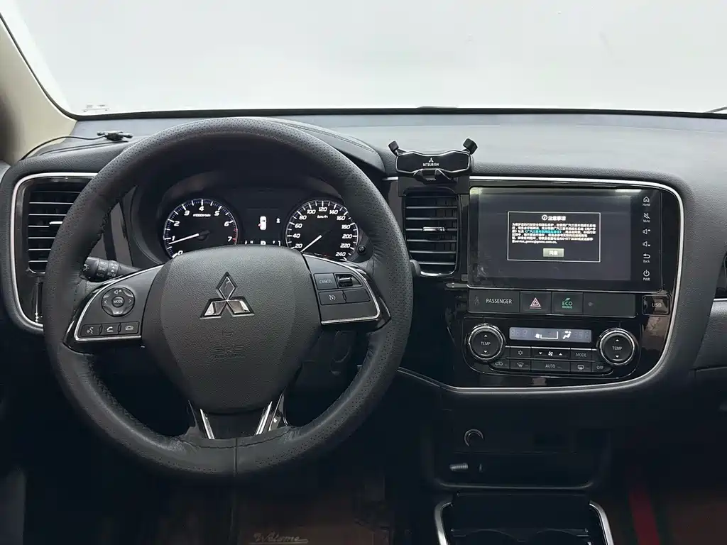 Mitsubishi Outlander — миниатюра 10