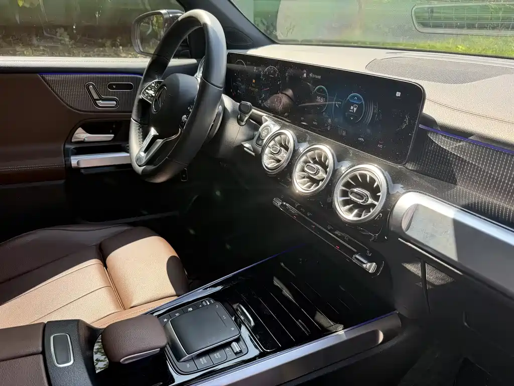 Mercedes-Benz GLB — миниатюра 11