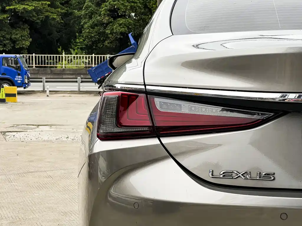 Lexus ES — миниатюра 6
