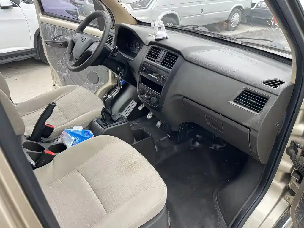 Wuling RongguangS S 2021 1.2L 7 местLSI