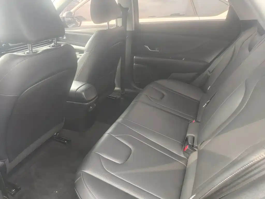 Hyundai Elantra — миниатюра 10