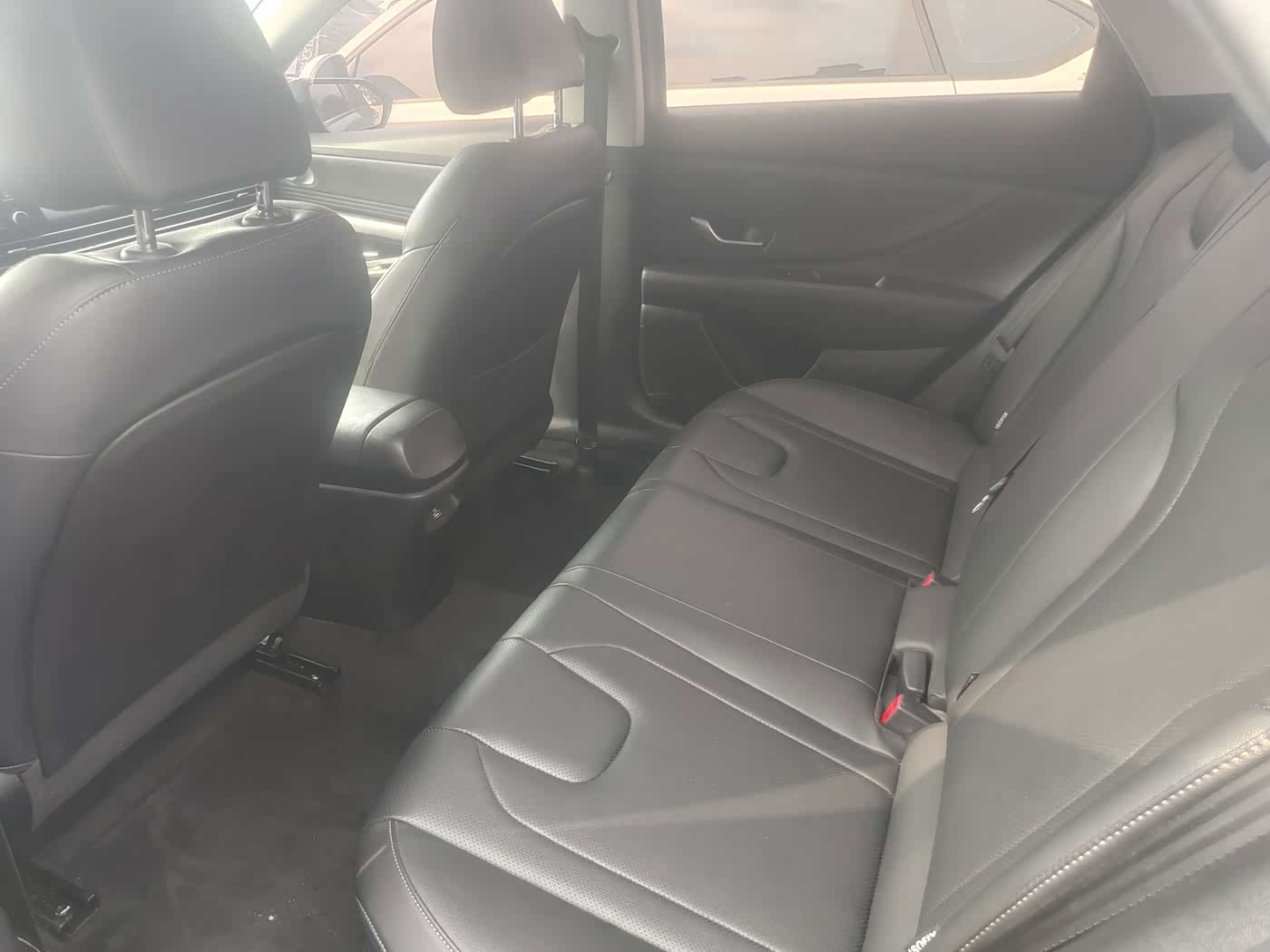 Hyundai Elantra 1.5 л 2022 г. Серебристо-серый, пробег 43000 км