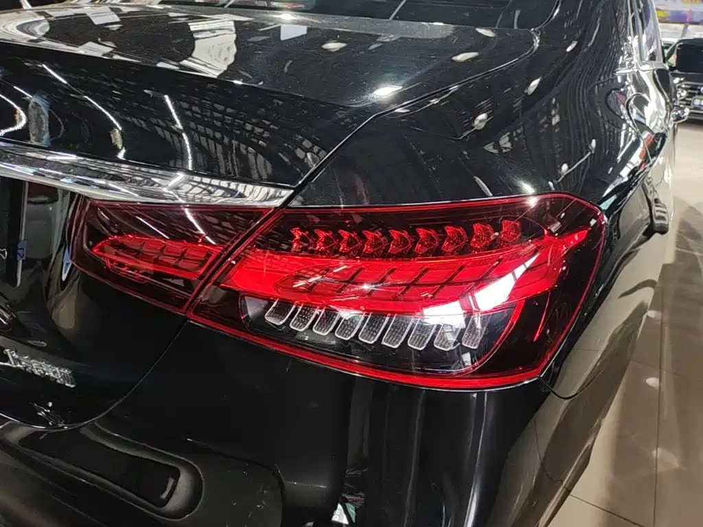 Mercedes-Benz E-Class — миниатюра 8
