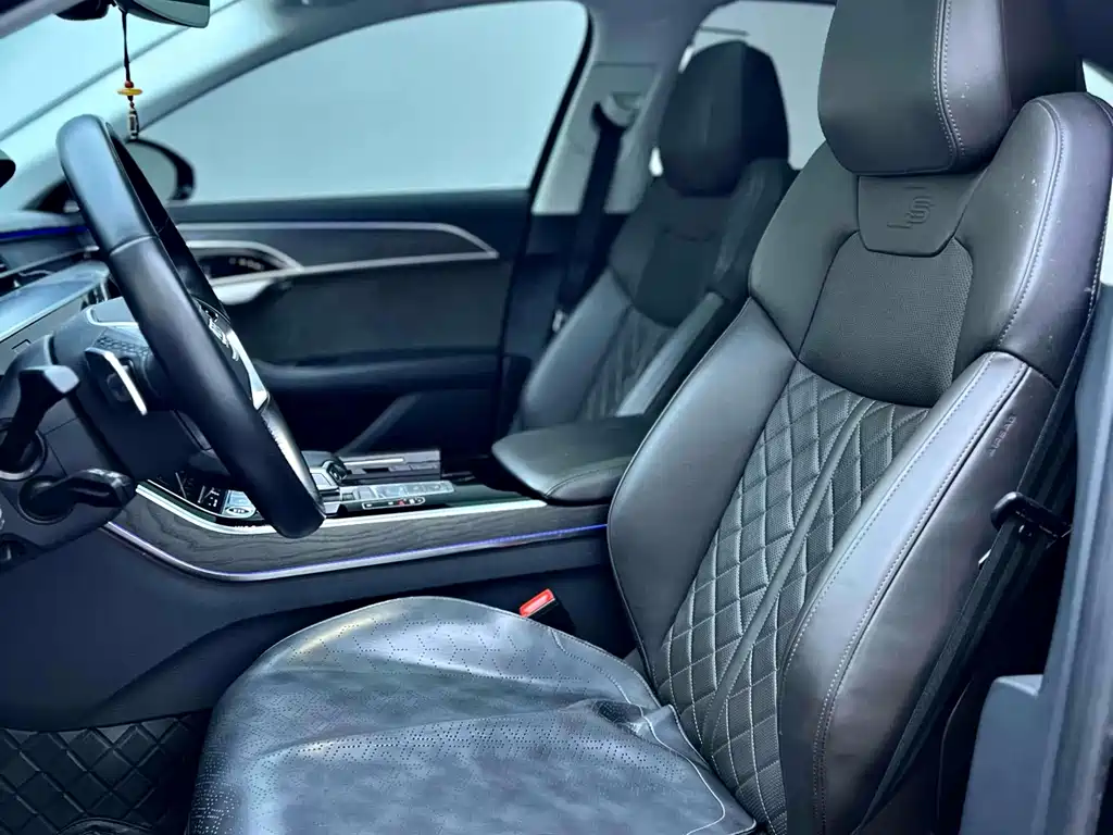 AUDI  A8