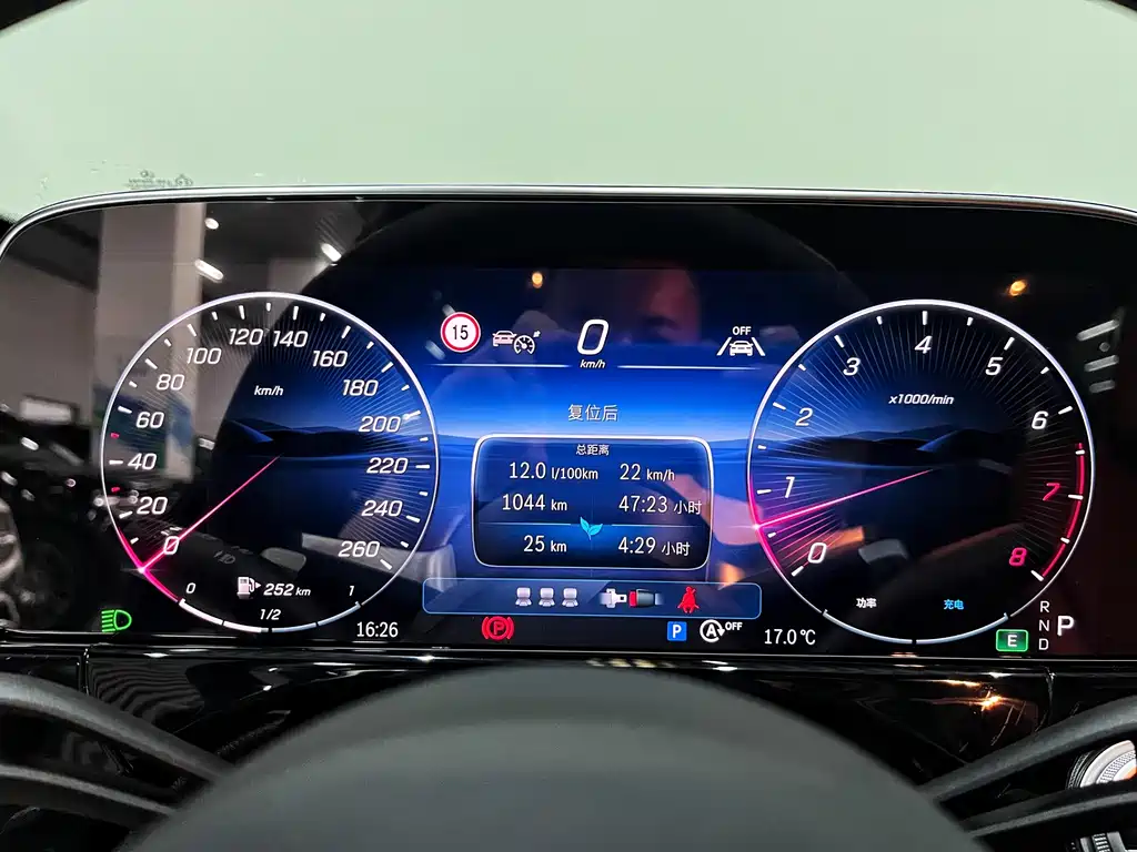 Mercedes-Benz E-Class — миниатюра 5