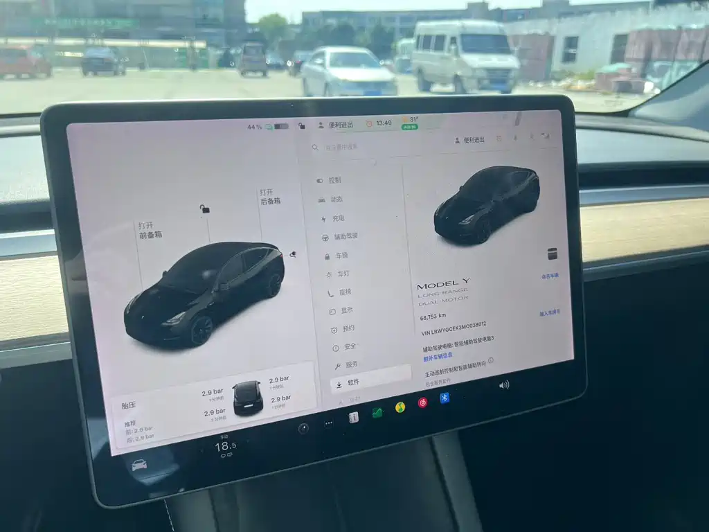 Tesla Model Y — миниатюра 7