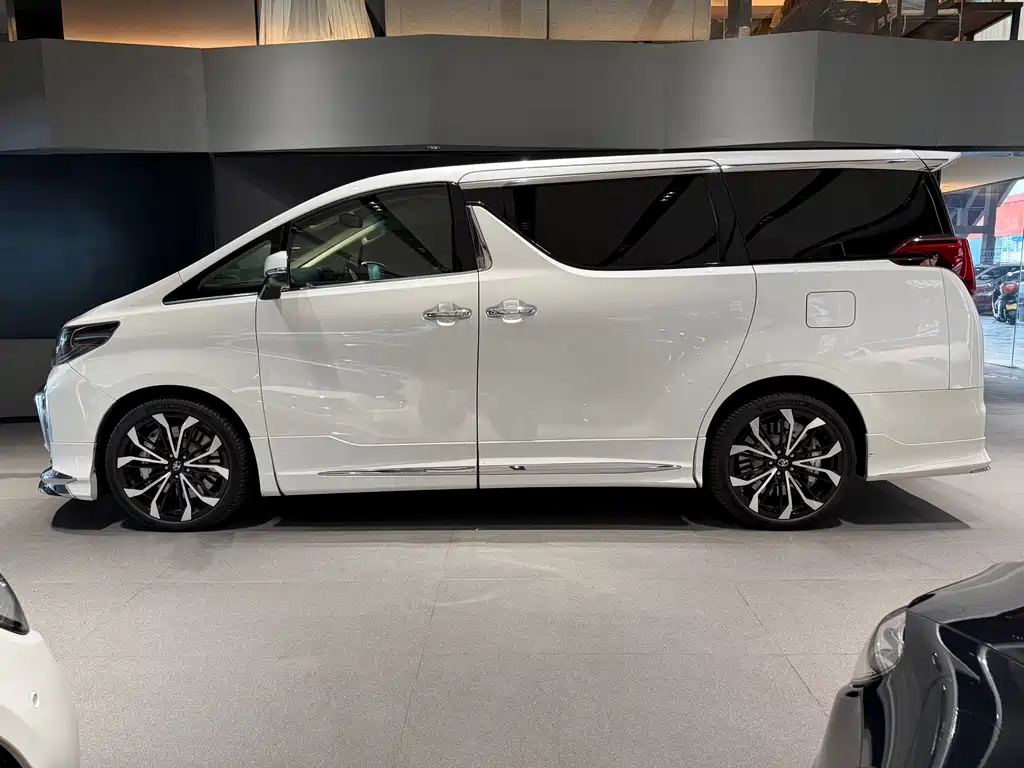 Toyota Alphard — миниатюра 3