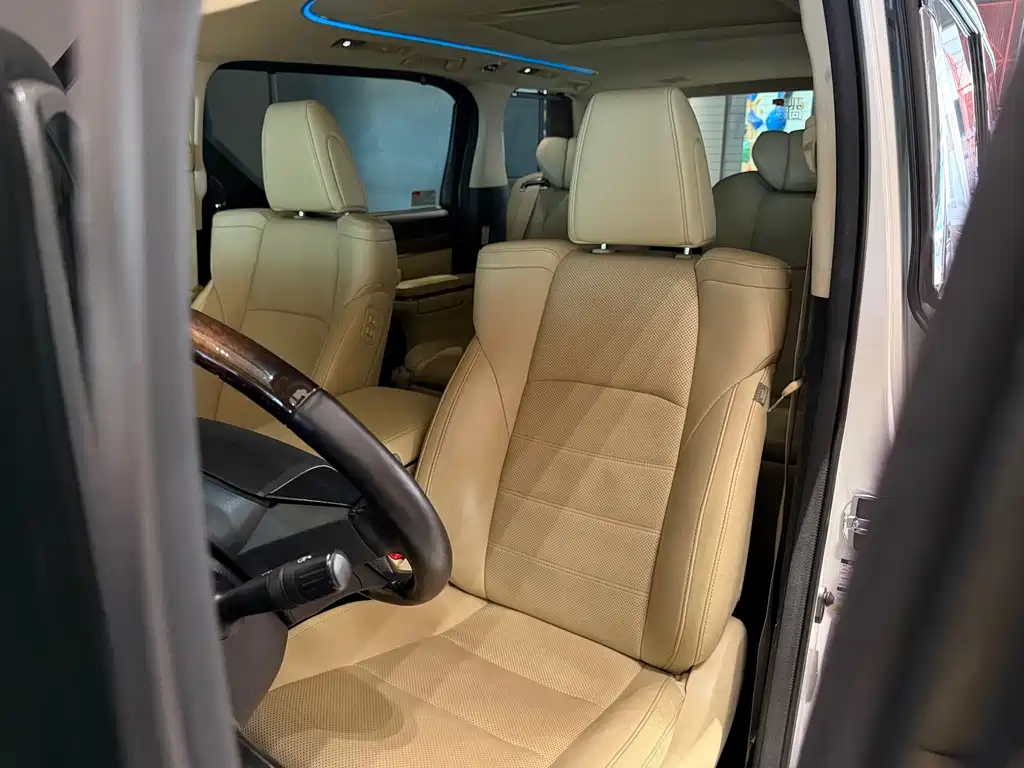 Toyota Alphard — миниатюра 8