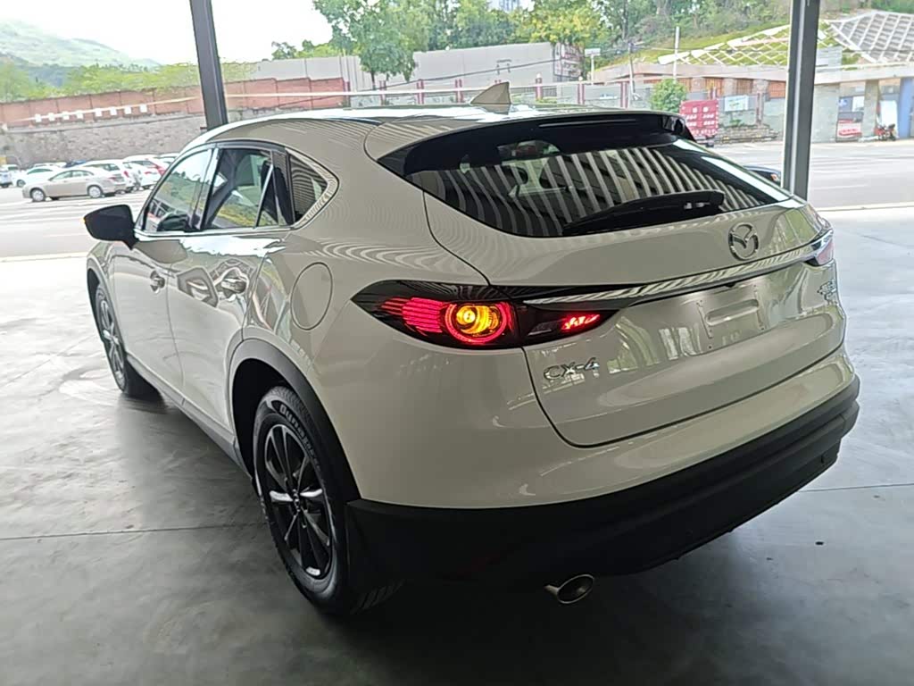 Mazda CX-4 2.0 л 2021 г. Белый, пробег 29500 км