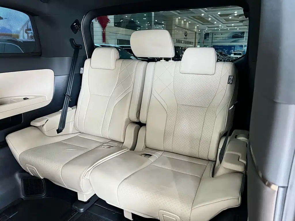 Toyota Alphard — миниатюра 11