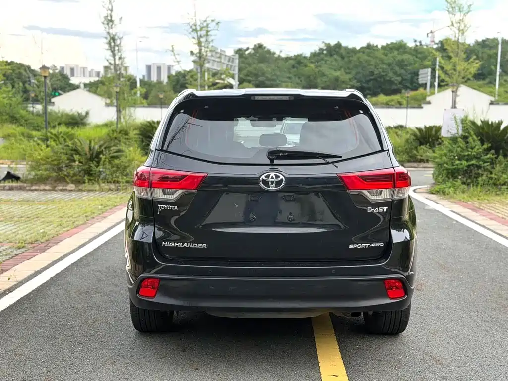 Toyota Highlander 2018 2.0T Luxury 7 мест V