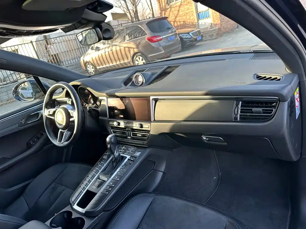 PORSCHE MACAN