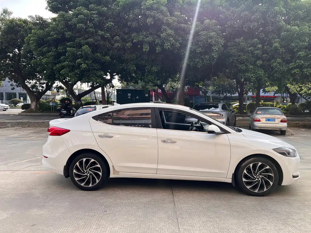 Hyundai Elantra — миниатюра 9