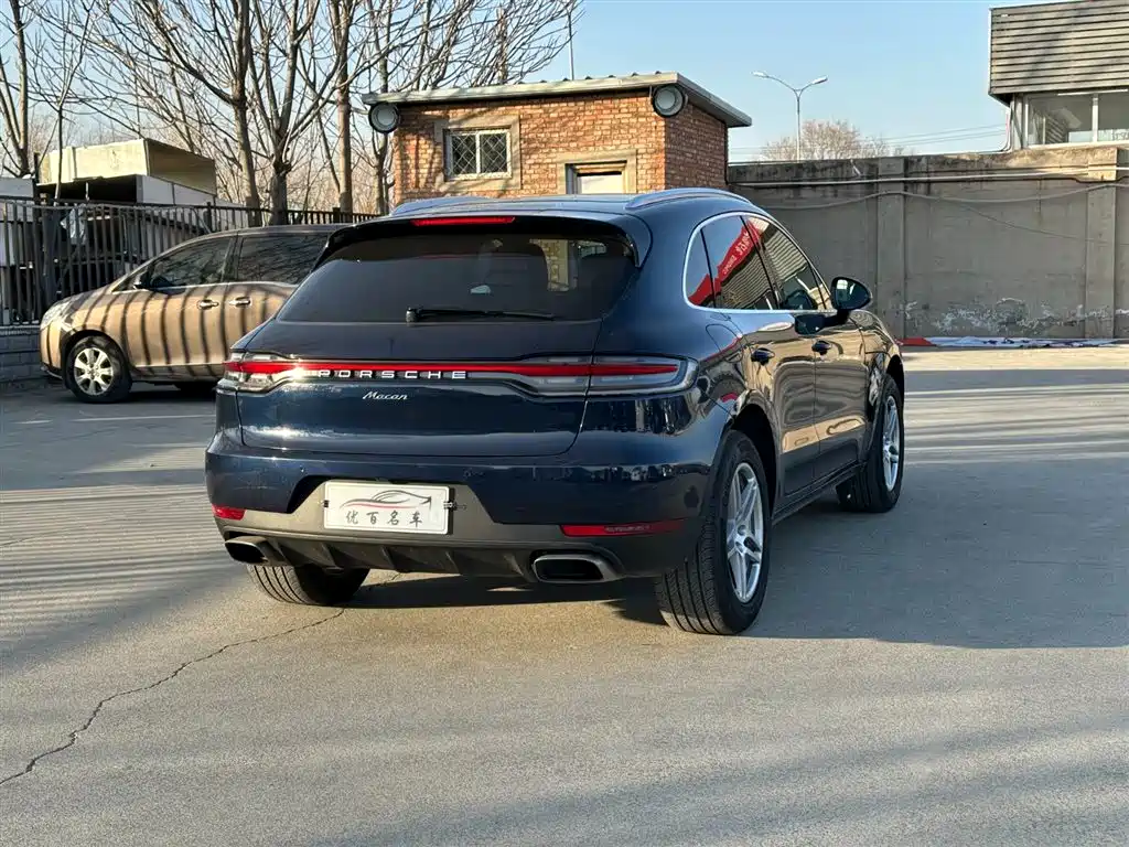 PORSCHE MACAN