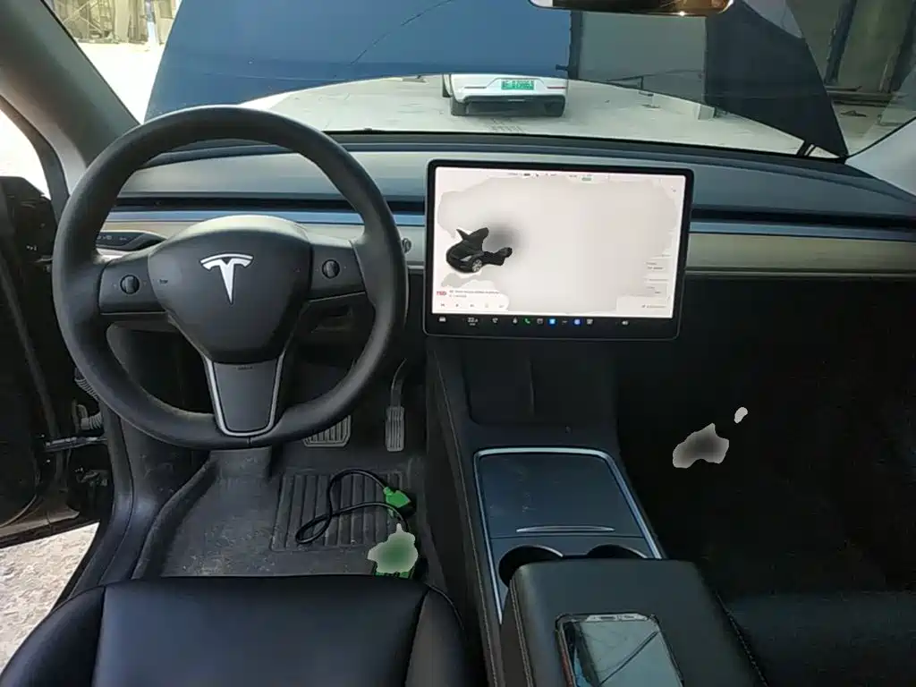 Tesla Model Y — миниатюра 10