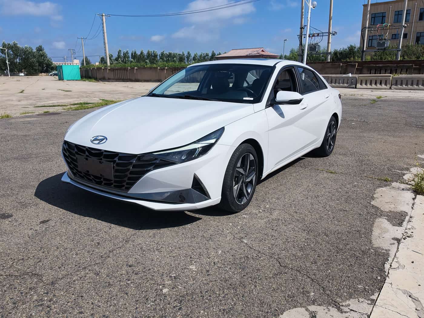 Hyundai Elantra 1.5 л 2022 г. Белый, пробег 24000 км