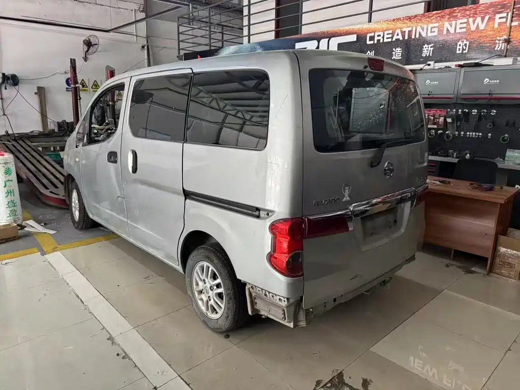 NISSAN NV200