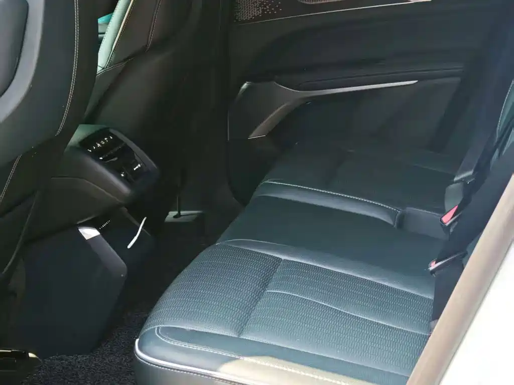 Cadillac Lyriq — миниатюра 12
