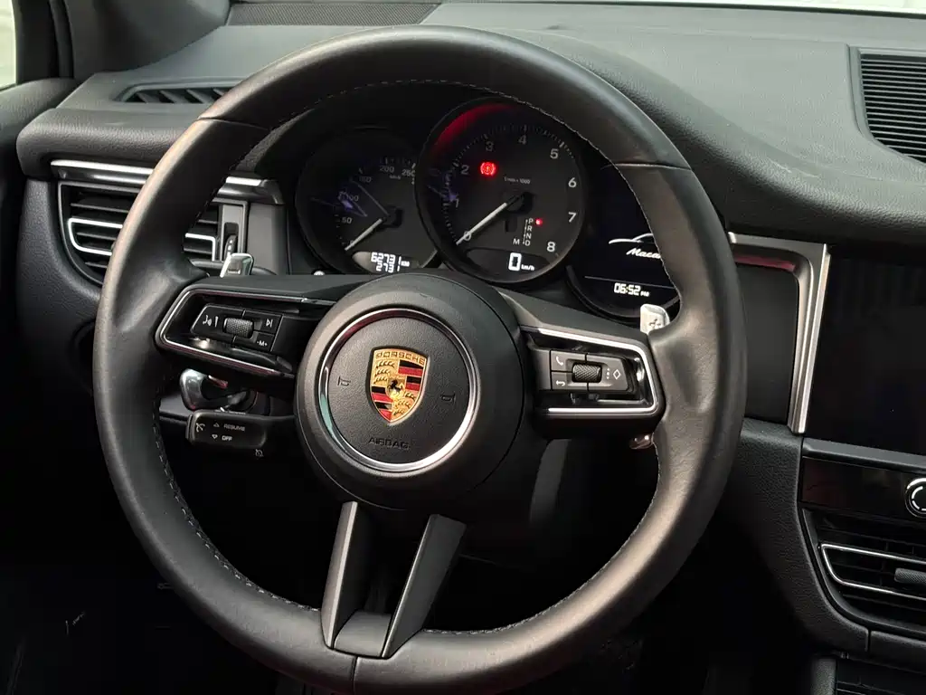 Porsche Macan — миниатюра 10
