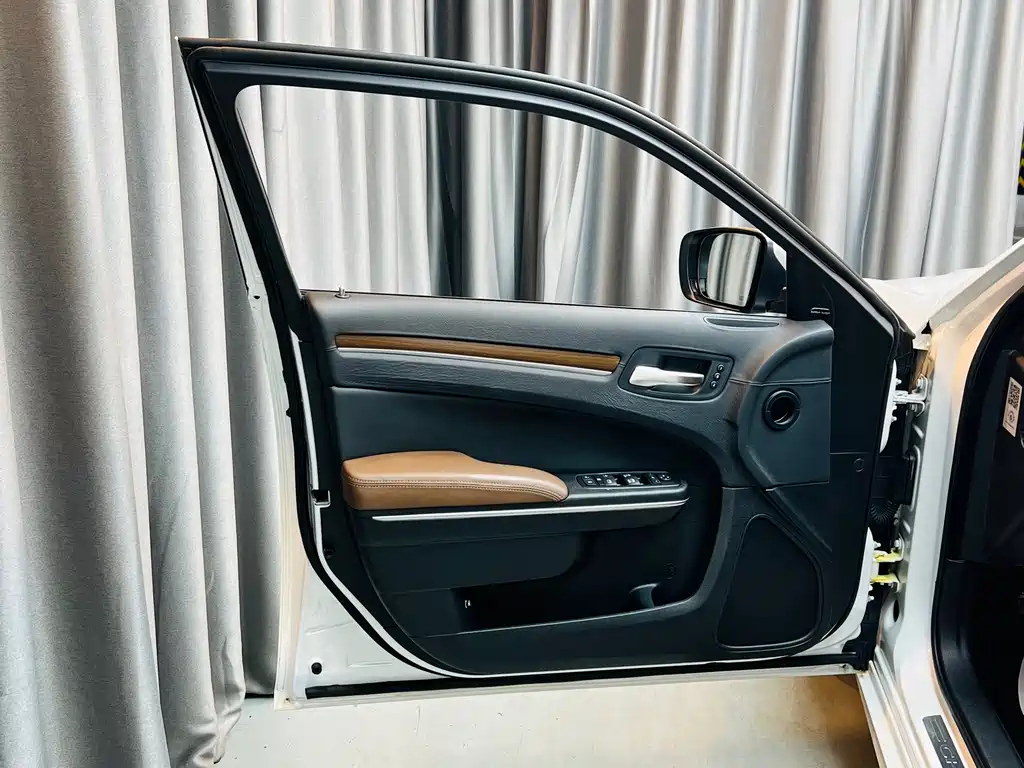 Chrysler 300C — миниатюра 4