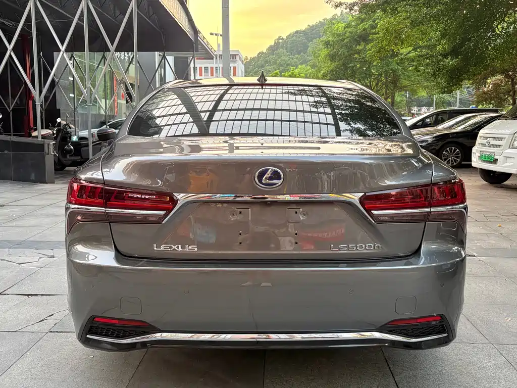 Lexus LS — миниатюра 10