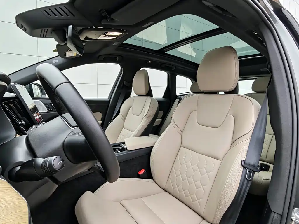 Volvo XC60 - фото 11