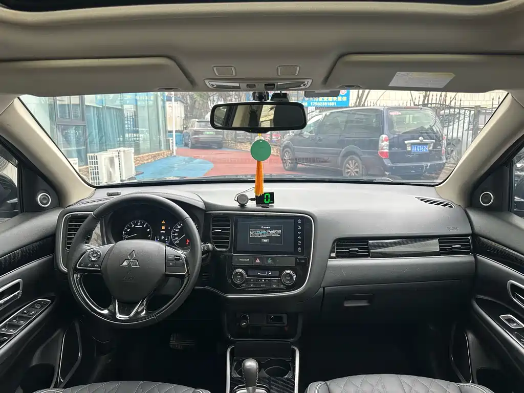 MITSUBISHI OUTLANDER