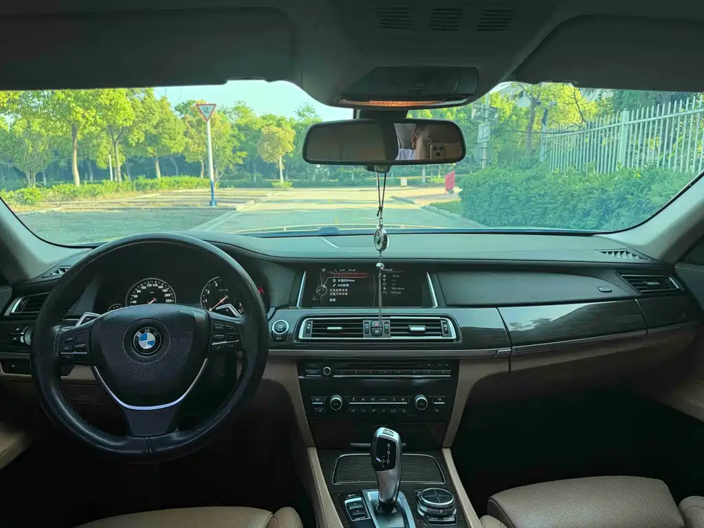 BMW 7 Series — миниатюра 6