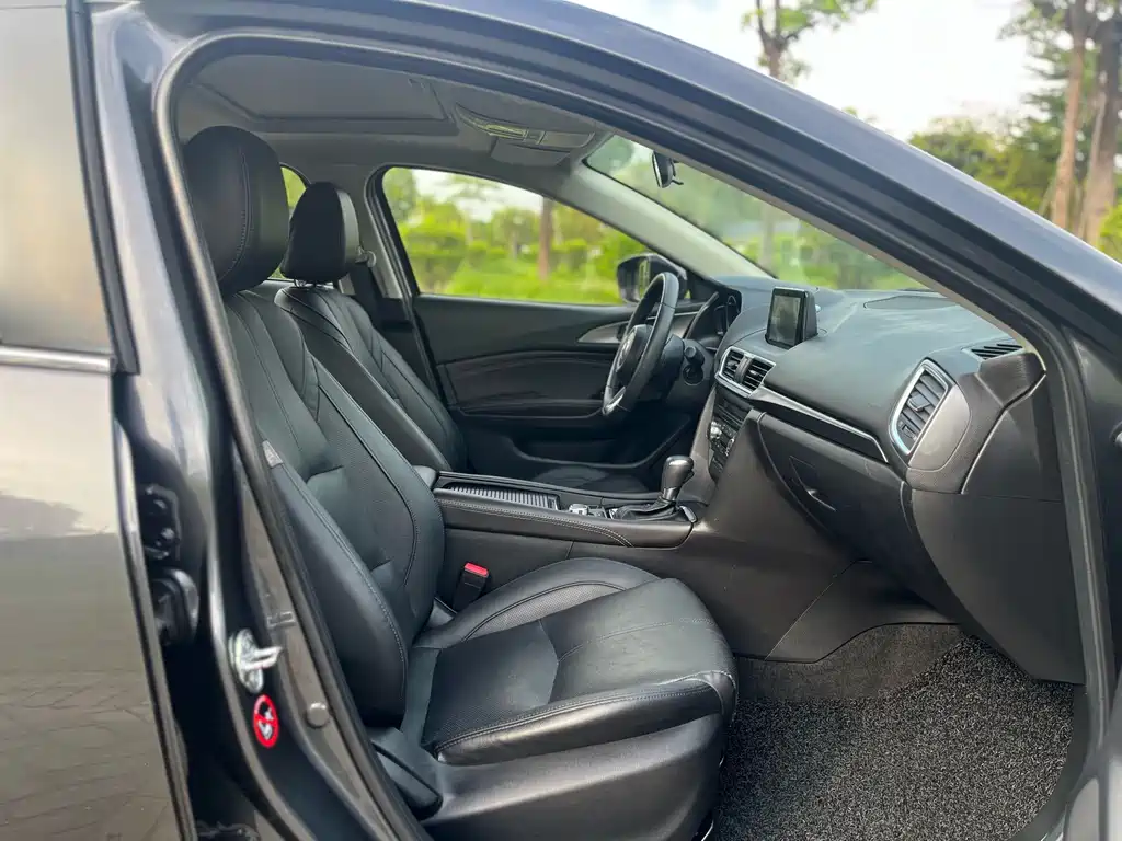 Mazda Mazda3 3 2019 2.0L AT Luxury V