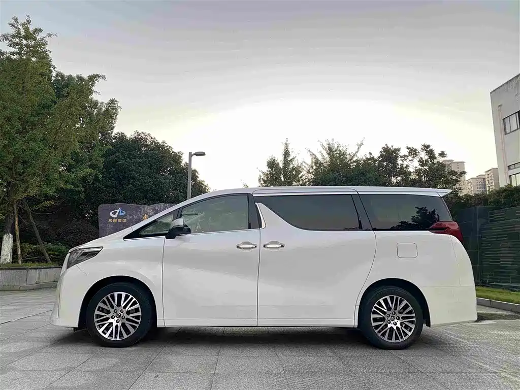 Toyota Alphard — миниатюра 4