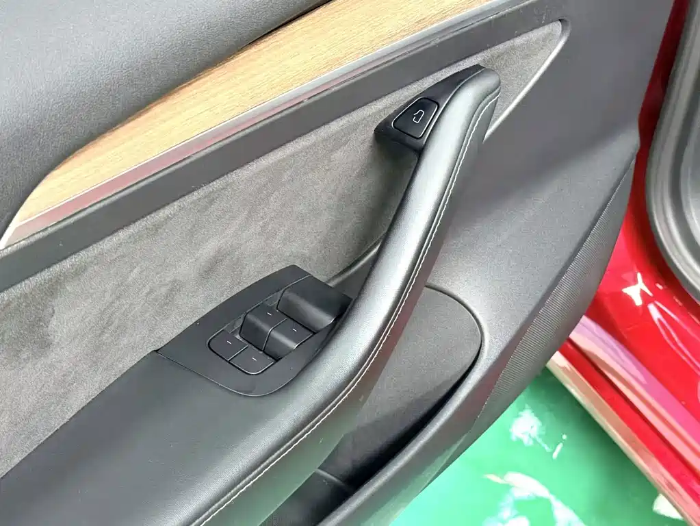 Tesla Model 3 — миниатюра 10