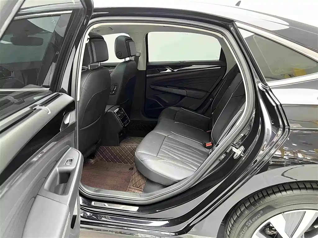 Volkswagen Passat PHEV — миниатюра 7