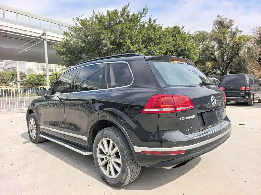 VOLKSWAGEN TOUAREG
