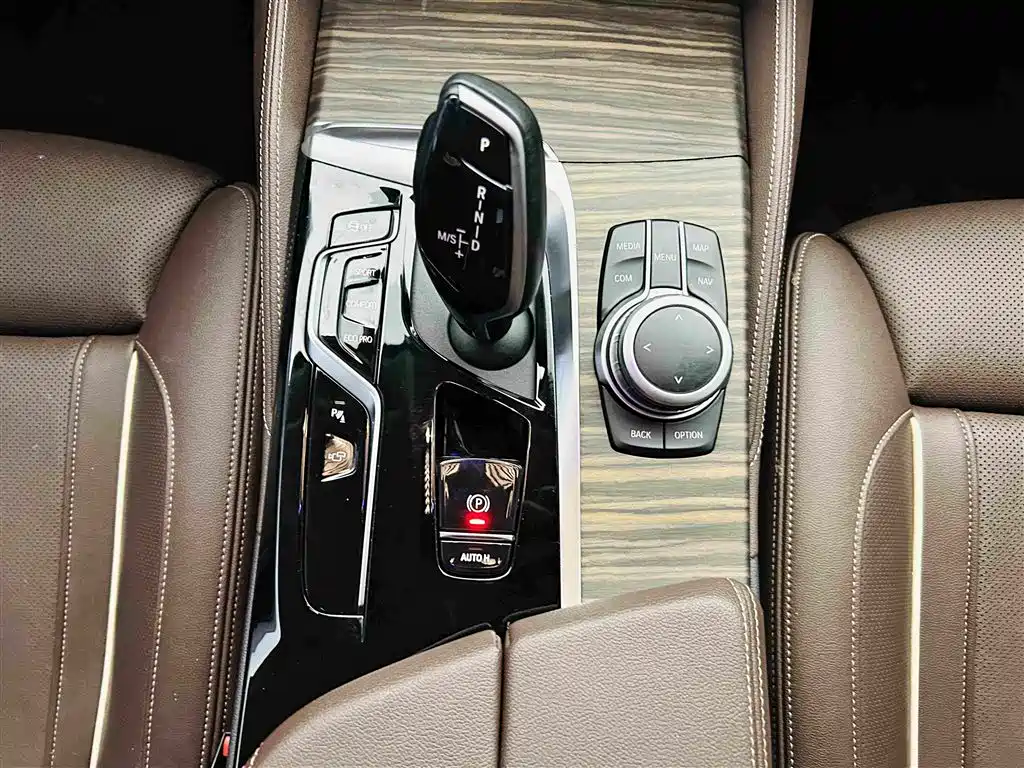 BMW 5 Series — миниатюра 18