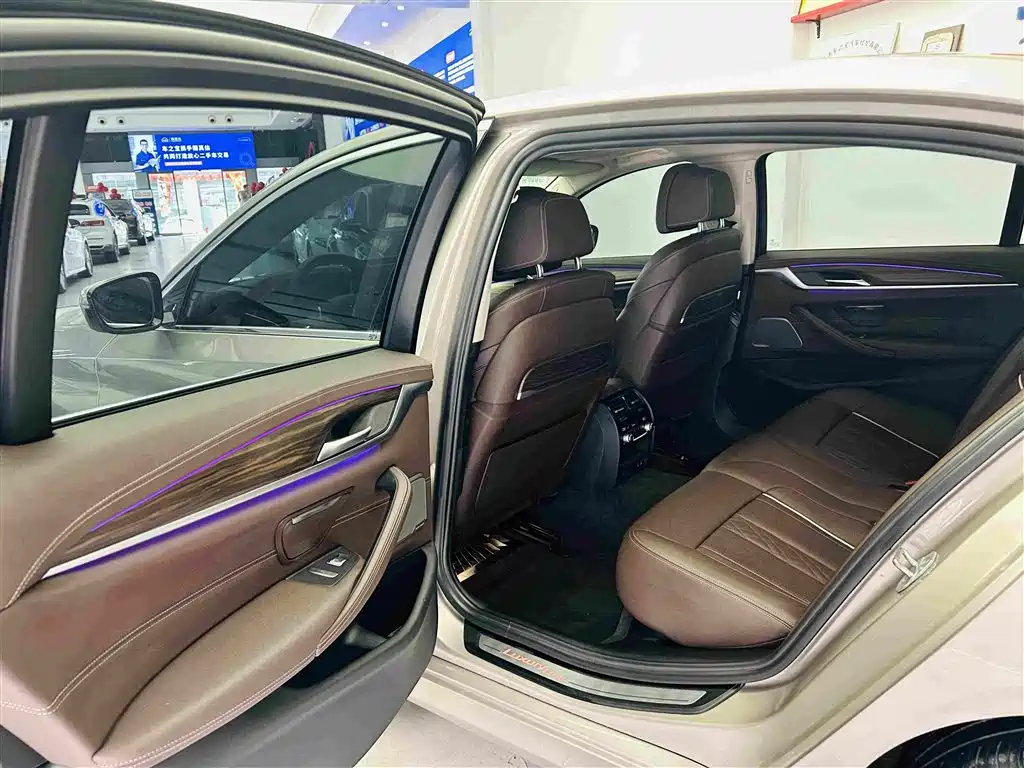 BMW 5 Series — миниатюра 24