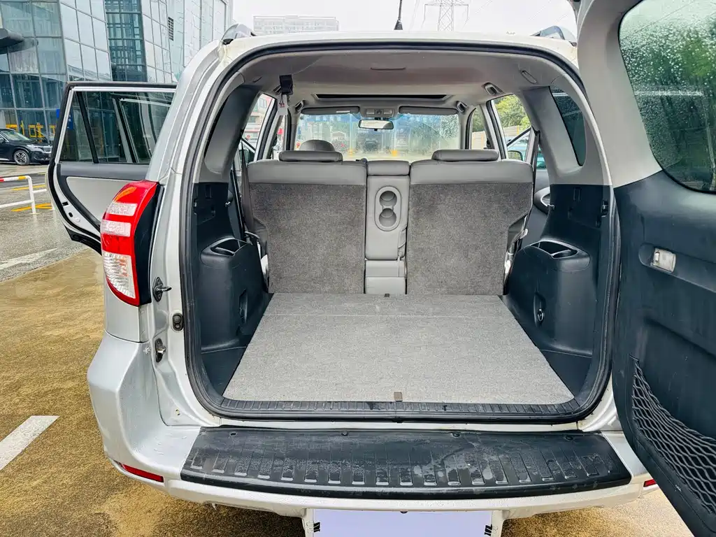 Toyota RAV4 — миниатюра 10