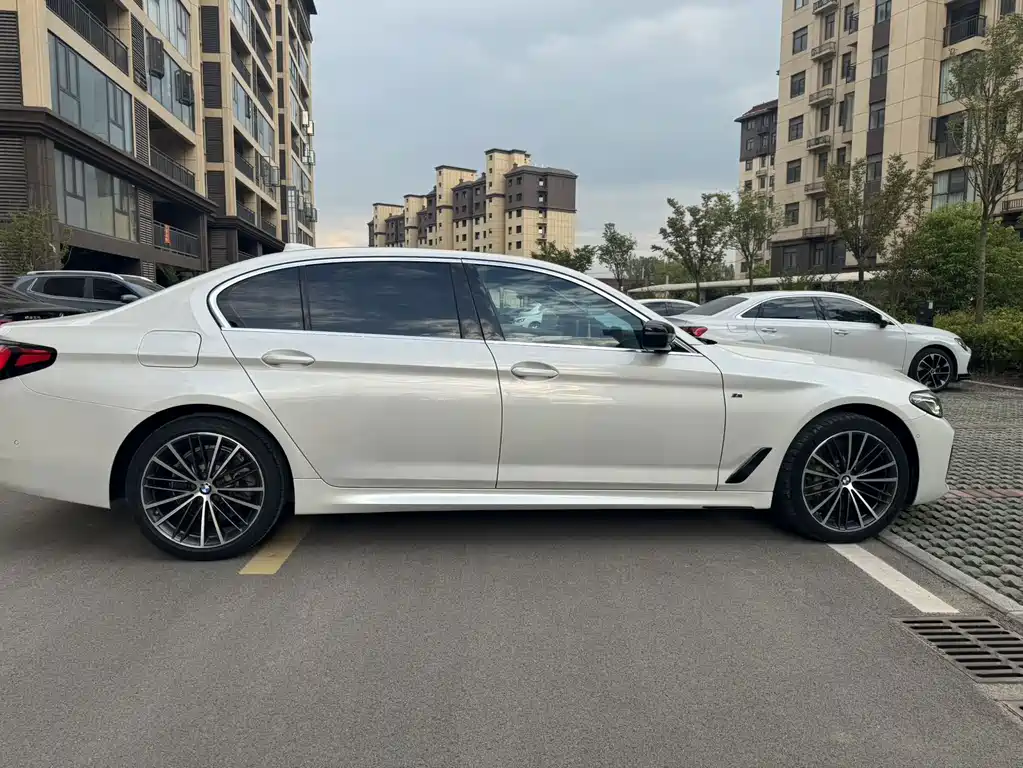 BMW 5 Series — миниатюра 9