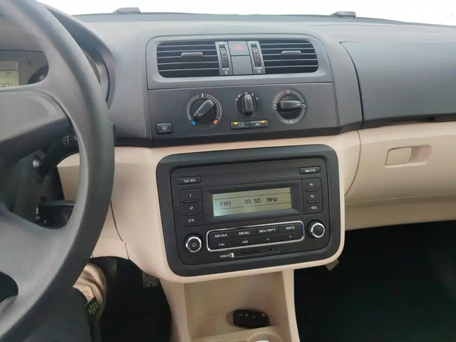 Skoda Fabia 1.4L Auto Crystal Supreme Edition, фото 13